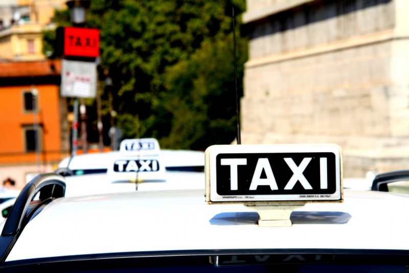 taxis-VIDAUBAN-min_taxi_auto_rome_road_white-1051610